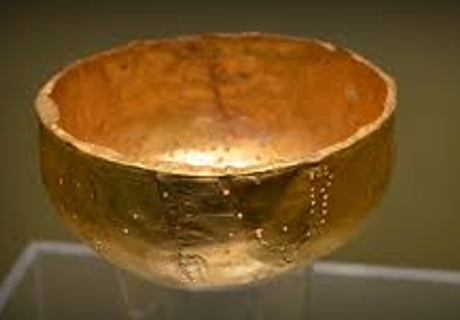 Среди артефактов - 756 изделий из золота.  Эта чаша весом в 2,8 кг найдена в одном из храмов