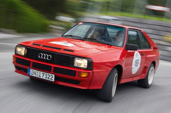 Audi Quattro (годы выпуска: 19838722;1984) стал первым суперкаром компании, поэтому в качестве дебюта компания решила сыграть на своем раллийном наследии. Quattro получил мощный турбированный пятицилиндровый двигатель и фирменную систему полного привода, благодаря чему небольшое купе выстреливало с места до 100 км/ч примерно за шесть секунд. Всего 224 экземпляра было построено, потому что сочетание короткой 2,5-метровой колесной базы и тяжелого двигателя, расположенного над передней осью, привело к катастрофической недостаточной поворачиваемости, что не пришлось по нраву покупателям.