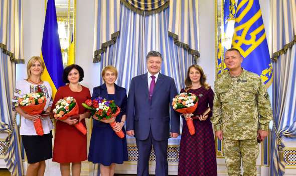 Порошенко озвучил минимальную зарплату учителей в 2017 году В 2017 году зарплаты учителей должны увеличится на треть, - Порошенко