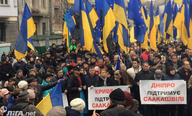 Несколько сотен человек митингуют за Саакашвили в центре Киева