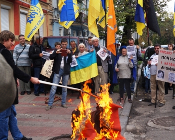 "Це повний брєд!" - "свободівці" спалили комуністичну символіку через святкування 95-річчя комсомолу