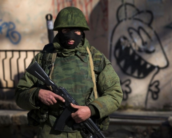 Возле симферопольского военкомата вооруженные мужчины избили журналиста "Газети по-українськи"