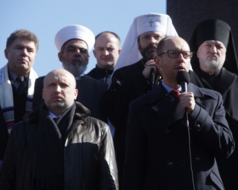 Без міліції, але зі священнками: Турчинов і Яценюк поклали квіти до пам'ятника Шевченка
