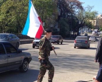 Невідомі увірвалися в будівлю Меджлісу і побили жінок