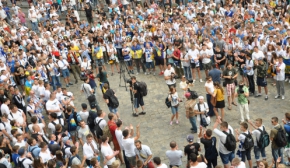 "Ще не вмерла Україна!", "Схід і Захід разом!", "Путін – Ху..ло!", - фанати перед матчем "Шахтар" - "Динамо" у Львові шаленіли