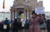 В центрі Києва збираються люди: вимагають миру, воєнного стану, повалення Порошенка
