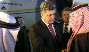 Порошенко пересів на український літак