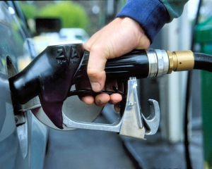 На деяких українських АЗС цінники на бензин підскочили ще на гривню