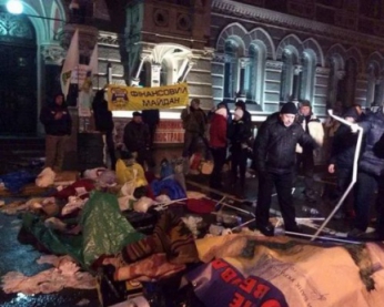 Між протестувальниками та правоохоронцями під Нацбанком сталася бійка