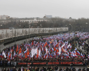 "Ці кулі в кожного із нас" - у Москві десятки тисяч людей прийшли на марш пам'яті Нємцова