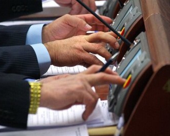 Рада временно ограничила размер пенсий работающим пенсионерам