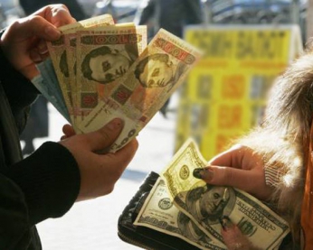 Нацбанк різко обвалив долар