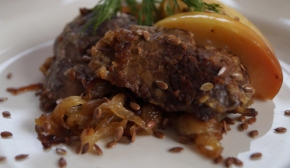Печень по-немецки запекается в духовке с яблоками и льняными семечками