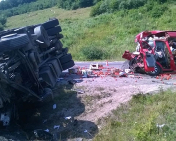 Тіло загиблої жінки вирізали із розбитого авто