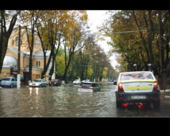 Реки на улицах, плавающие автомобили - впечатляющие фото подтопления Одессы