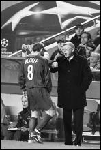 Во время второго тайма Алекс Фергюссон дает указания форварду Уэйну Руне