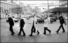 Волонтери “Фабрики Святого Миколая” йдуть Львовом. За кілька годин вони роздаватимуть подарунки