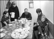За столом у отца Владислава собралась вся семья: племянница Настя, матушка Анна, сыновья Дмитрий и Федор