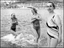 Раиса Зиолковская (справа) вместе со своими единомышленницами купается на пляже ”Предмостовая слобода” — во вторник, четверг и субботу