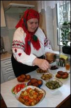 Марія-Стефанія посипає страви приправою з лікарських рослин