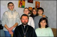 Отец Сергей Иваненко-Коленда с семьей
