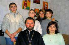 Отец Сергей Иваненко-Коленда с семьей