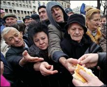 На центральной площади Белграда сербы получают горбушки рождественского хлеба