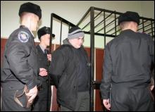 Валерія Костенка (в центрі) виводять із зали Київського апеляційного суду