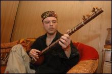 Иззет Аблязов играет на татарском инструменте, который называется саз