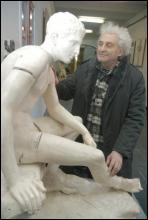 Григорій Будницький у коридорі художньої академії