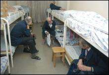 Безпритульні у спальні будинку соціальної опіки на Суздальській, 4/6