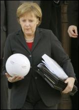 Канцлер Германии Ангела Меркель планирует посетить все матчи хозяев турнира на Кубок мира