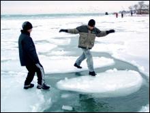 В Севастопольской бухте Омега подростки прыгают по льдинам