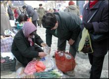 40-річна Галина торгує продуктами поряд із ринком ”Добробут” у Львові