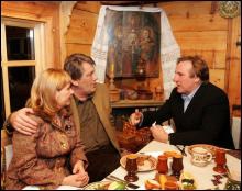 Виктор и Екатерина Ющенко общаются с Жераром Депардье на даче президента в Безрадичах