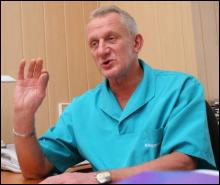 Заведующий отделом хирургии сосудов Павел Никульников советует девушке решиться на операцию