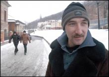 Олег Петрович на Подолі, біля фонду ”Україна 3000” очікує на диво