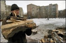Жители замерзшего города заготавливают дрова