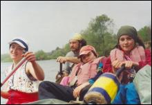 Борис і Світлана Гора із дітьми Аліною та Любомиром на річці Прут біля Яремчі