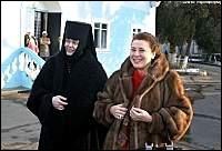 Валентина Толкунова с игуменьей Серафимой во дворе Свято-Архангело-Михайловского монастыря