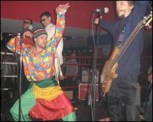 Вокаліст івано-франківського гурту ”Перкалаба” 37-річний Федот підперезався ефіопським прапором
