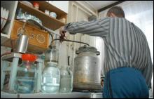 Кухня Алексея Денисенко, где варится самогон, похожа на кабинет химии