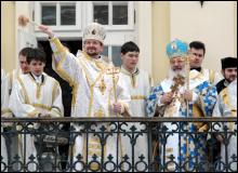 Новий владика Богдан (Дзюрах) з балкону Митрополичих палат біля собору св. Юра окроплює водою вірних у Львові. Поруч із ним глава УГКЦ Блаженніший Любомир