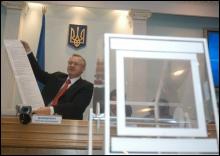 Ярослав Давидович показує зразок бюлетеня, який виборці отримають на дільницях