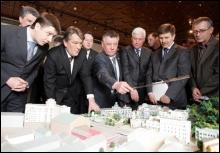 Олександр Омельченко показує Віктору Ющенку макет реконструкції Поштової площі в Києві