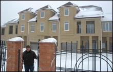 Євген Некрасовський незабаром вітатиме новоселів у тавнхаузі в Лісниках