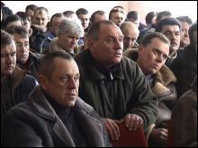 Автомобилисты слушают выступление начальника ГАИ Ровенской области подполковника милиции Эдуарда Герасимчука 