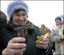 Женщины празднуют Масленицу в Пирогово под Киевом