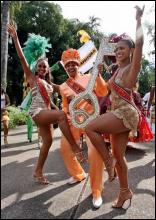 Король бразильского карнавала Алекс ди Оливейра танцует с королевой, принцессой фестиваля и ритуальным ключом