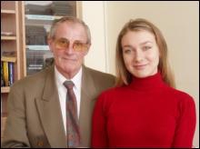 Карл Ван Гоусон із перекладачкою Майєю